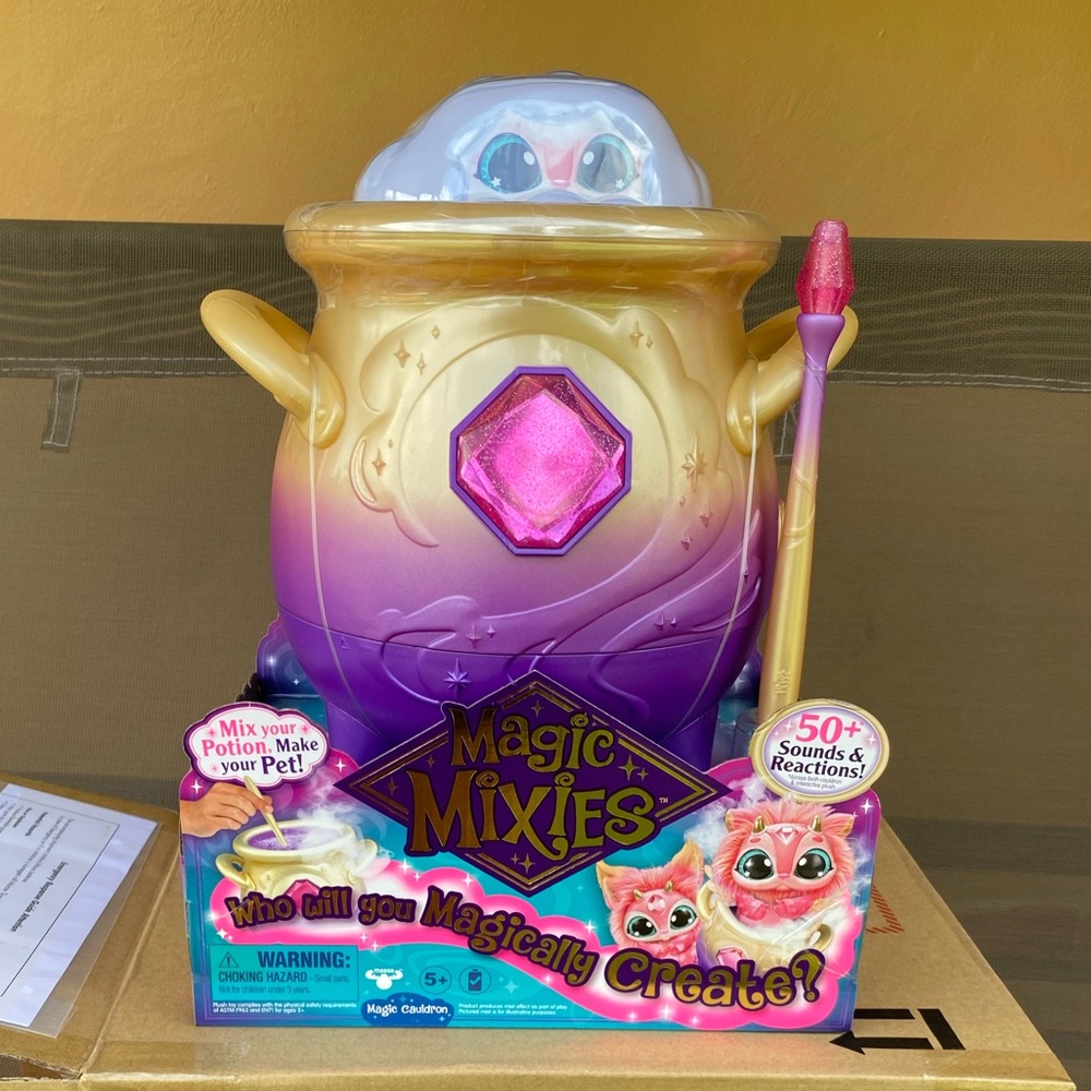 Magic Mixies - Magical Misting Cauldron with Interactive Pink Plush Toy